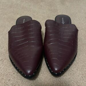 {NWT} Maroon Embossed Mules